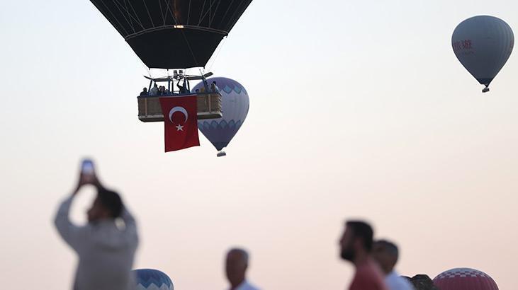Kapadokyada sıcak hava balonları 15 Temmuz dolayısıyla Türk bayrakları ve afişlerle uçtu