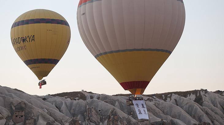 Kapadokyada sıcak hava balonları 15 Temmuz dolayısıyla Türk bayrakları ve afişlerle uçtu