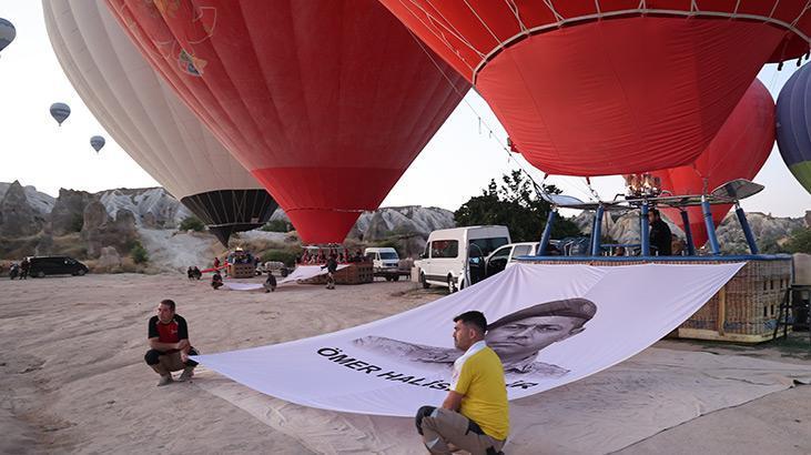 Kapadokyada sıcak hava balonları 15 Temmuz dolayısıyla Türk bayrakları ve afişlerle uçtu