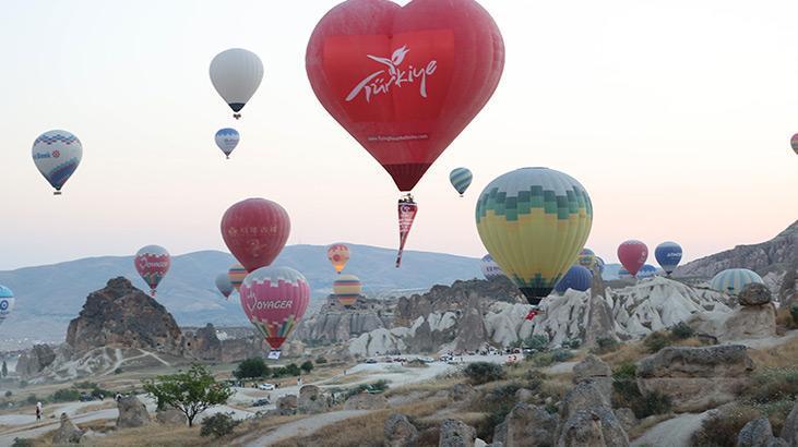 Kapadokyada sıcak hava balonları 15 Temmuz dolayısıyla Türk bayrakları ve afişlerle uçtu