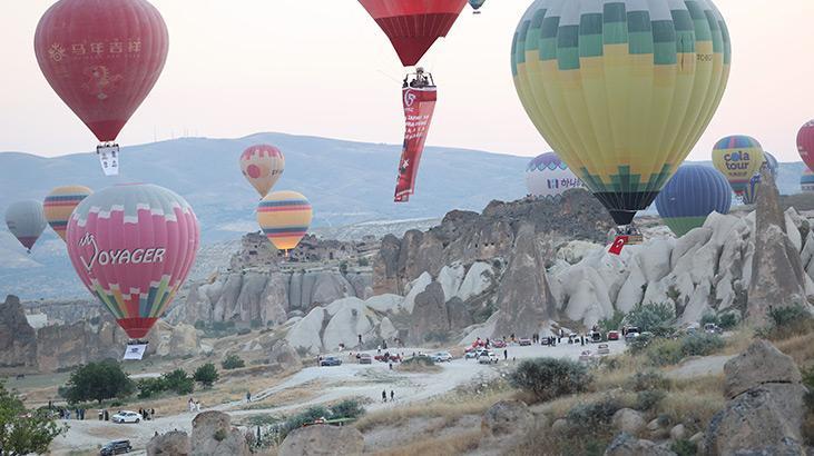 Kapadokyada sıcak hava balonları 15 Temmuz dolayısıyla Türk bayrakları ve afişlerle uçtu