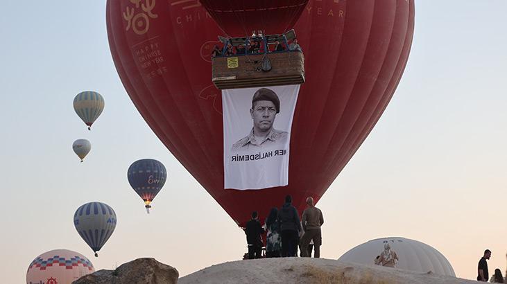 Kapadokyada sıcak hava balonları 15 Temmuz dolayısıyla Türk bayrakları ve afişlerle uçtu