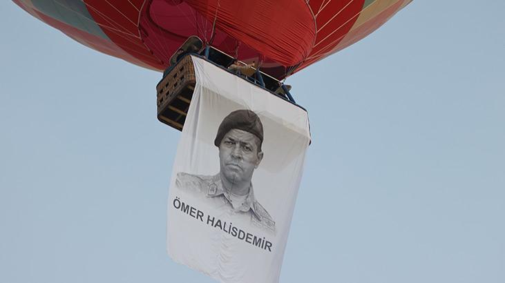 Kapadokyada sıcak hava balonları 15 Temmuz dolayısıyla Türk bayrakları ve afişlerle uçtu