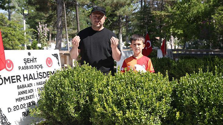 15 Temmuz kahramanı şehit Ömer Halisdemirin kabrinde yoğunluk
