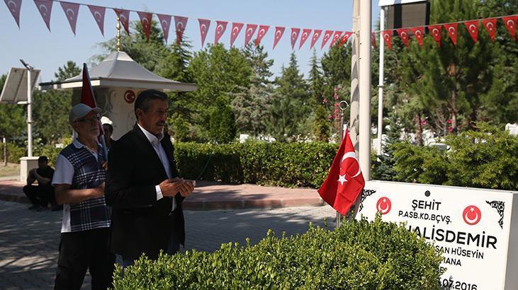 15 Temmuz kahramanı şehit Ömer Halisdemirin kabrinde yoğunluk