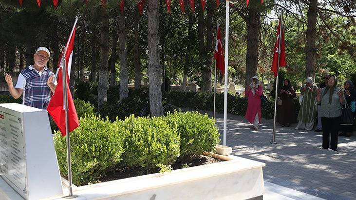 15 Temmuz kahramanı şehit Ömer Halisdemirin kabrinde yoğunluk