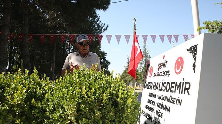 15 Temmuz kahramanı şehit Ömer Halisdemirin kabrinde yoğunluk