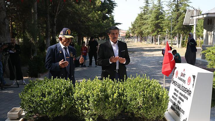 15 Temmuz kahramanı şehit Ömer Halisdemirin kabrinde yoğunluk