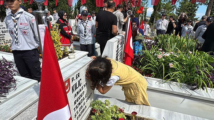 15 Temmuz töreninde duygulandıran an! Hiç görmediği şehit dayısının fotoğrafını öptü