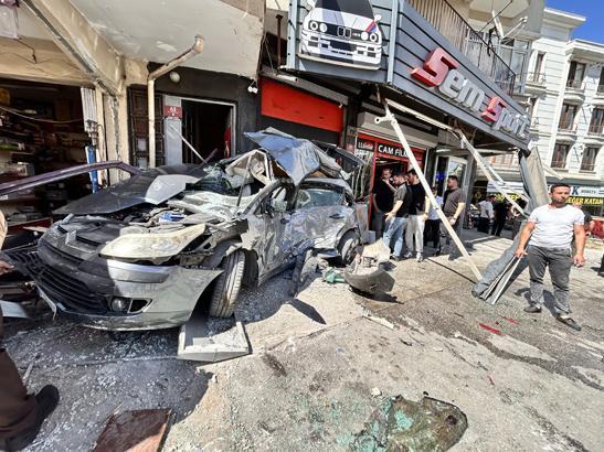 Ankara'da EGO dehşeti! Kontrolden çıkıp iş yerine daldı: 7 yaralı