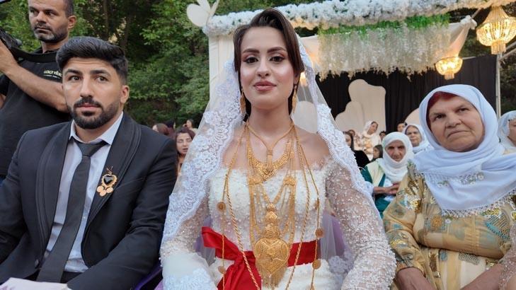 Gelinin üzerinde servet bıraktılar! Adetlerimiz çok güzel