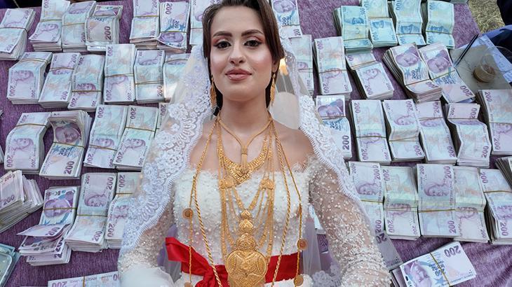 Gelinin üzerinde servet bıraktılar Adetlerimiz çok güzel