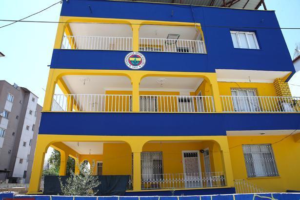 Hatay'da Fenerbahçe apartmanı! 3 katlı binayı baştan aşağı sarı-laciverte boyadılar