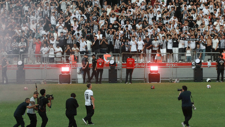 Beşiktaş, Trossarda imza töreni düzenledi