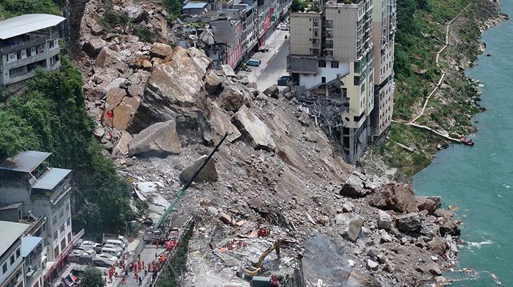 Çin'de heyelan faciası! Dehşet anı kamerada: Çok sayıda kişi toprak altında kaldı