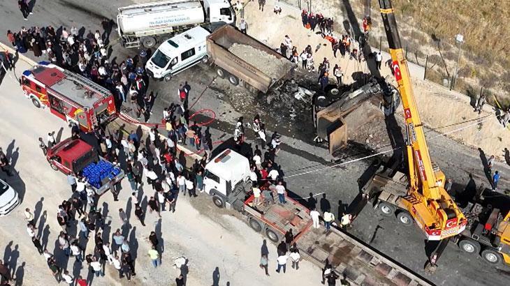 Ankara'da 2 hafriyat kamyonu kafa kafaya çarpıştı! Feci kaza havadan görüntülendi