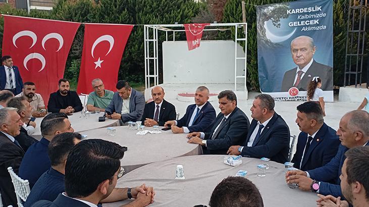 İzmir'de MHP'ye katılan 350 kişiye rozet takıldı
