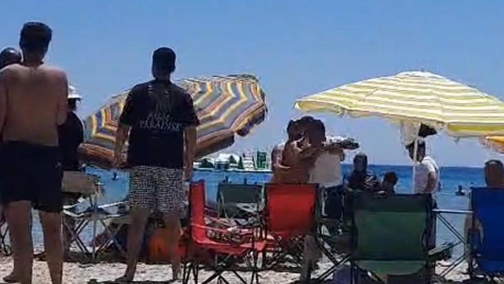 Kendi şemsiyesini açmak istedi, plaj savaş alanına döndü! O anlar kamerada