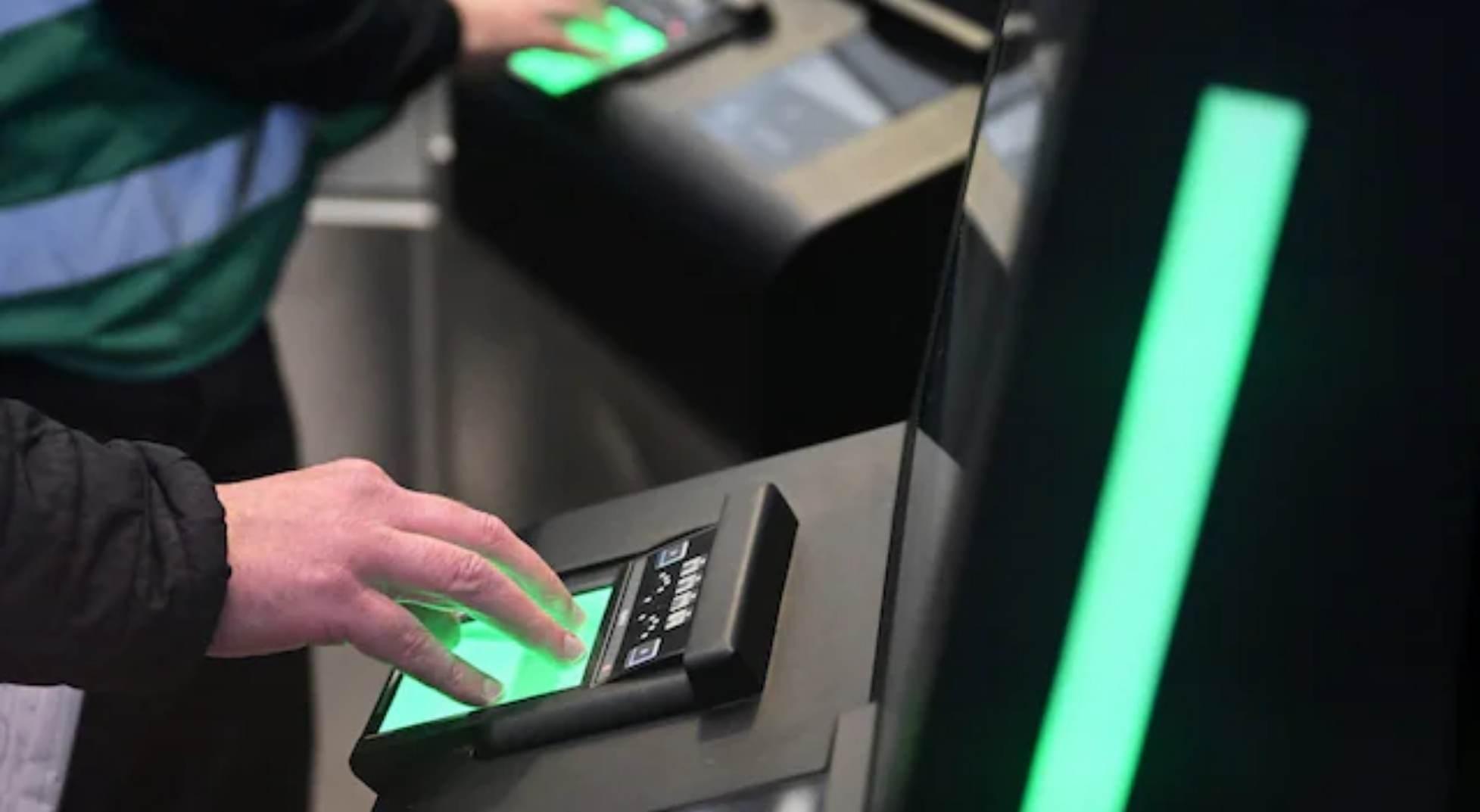 Avrupada pasaport kontrolü krizi Üç kat uzadı, çok sayıda yolcu uçağını kaçırdı