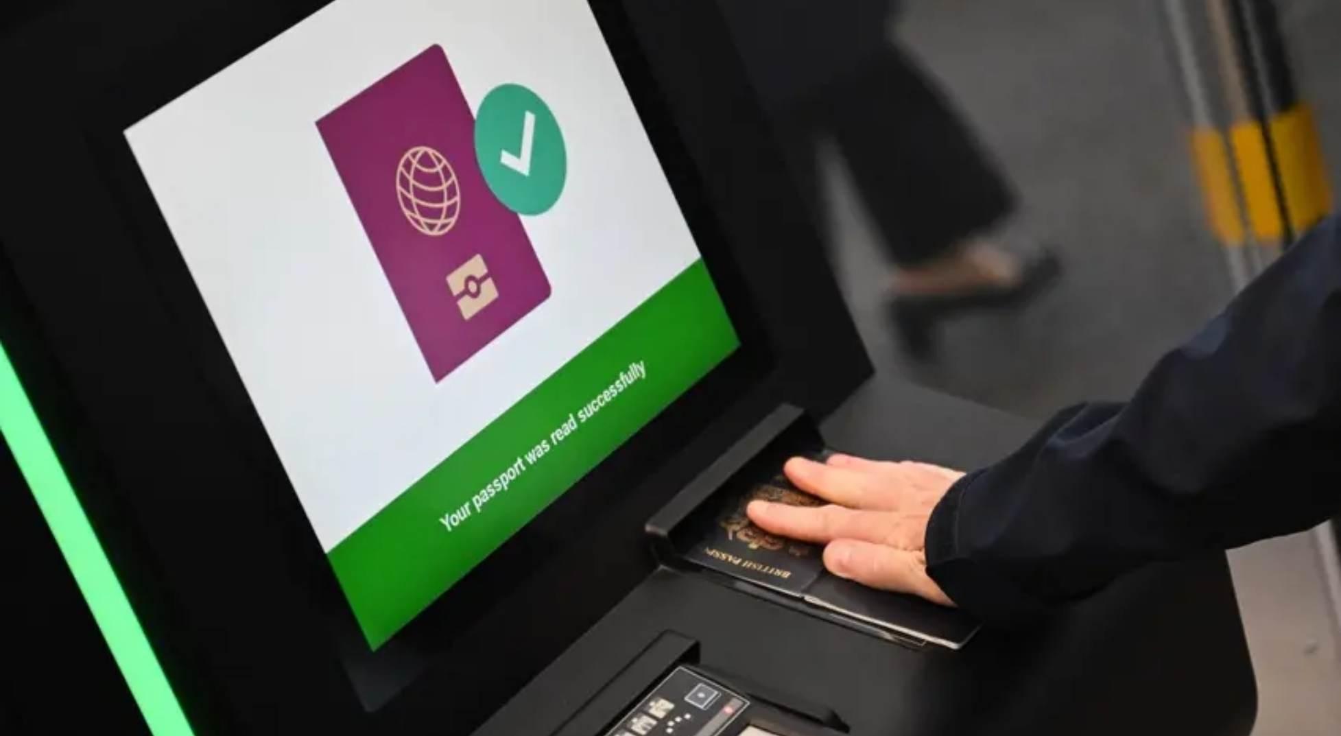 Avrupada pasaport kontrolü krizi Üç kat uzadı, çok sayıda yolcu uçağını kaçırdı