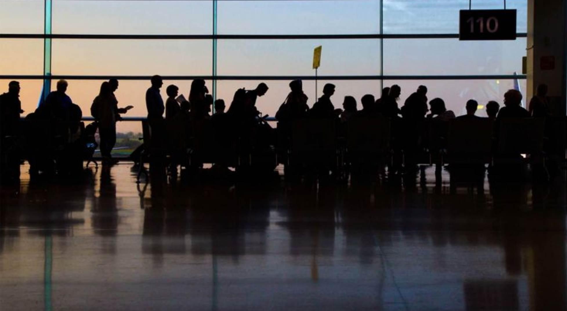 Avrupada pasaport kontrolü krizi Üç kat uzadı, çok sayıda yolcu uçağını kaçırdı