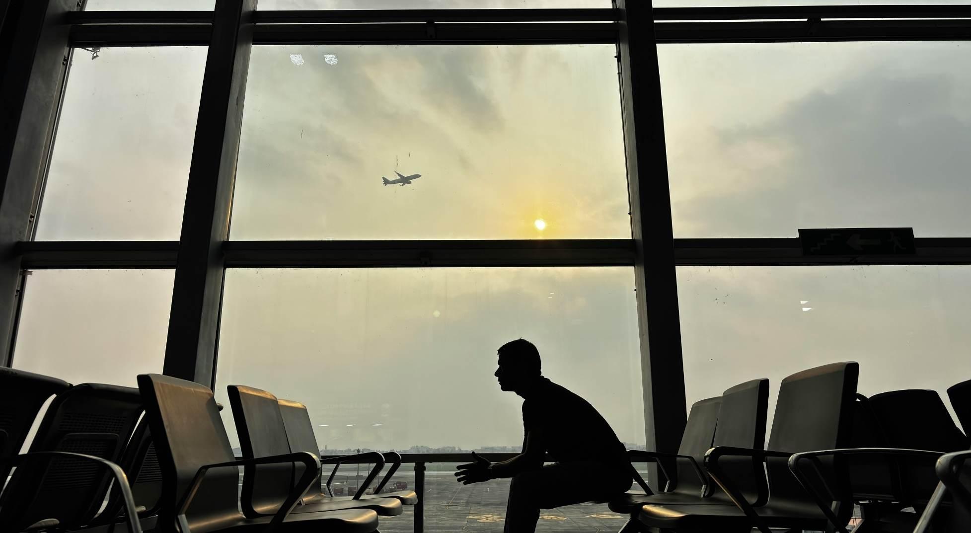 Avrupada pasaport kontrolü krizi Üç kat uzadı, çok sayıda yolcu uçağını kaçırdı