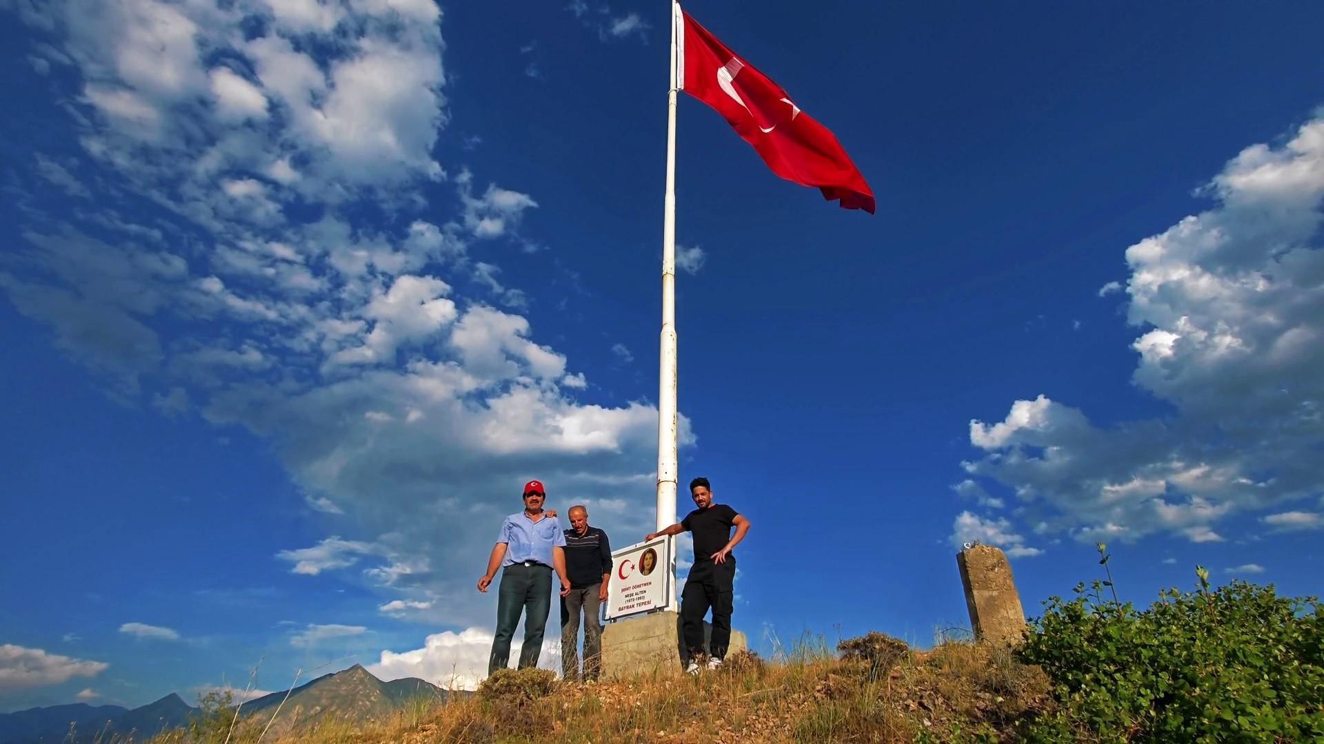 Erzurum'da duygulandıran vefa! Şehit öğretmen Neşe Alten için 1215 rakımlı tepeye dev Türk bayrağı dikildi