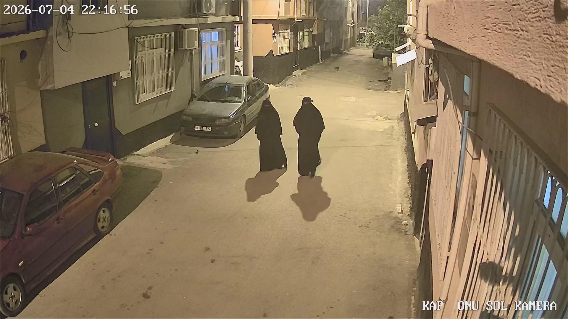 Adana'da çarşaflı hırsızlık! Kameralara yakalandılar: 1 gün önceden plan yaptıkları ortaya çıktı
