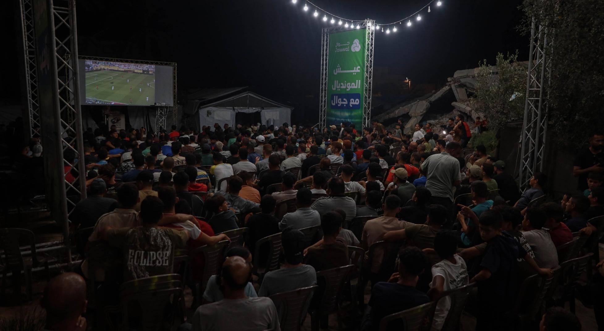 Filistinliler Dünya Kupası finalini böyle izledi Gazzede dev ekranlar