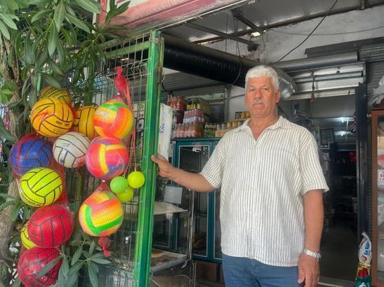 Kapısından giren yıllar öncesine dönüyor! İzmir'deki bakkalda 90'lı yılların unutulan ürünleri raflarda