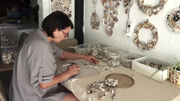 Çocukluk tutkusu emeklilikte kazanca dönüştü! Evinin çatı katında deniz kabuklarıyla adeta sanat üretiyor