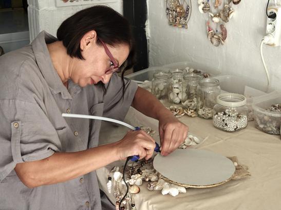Çocukluk tutkusu emeklilikte kazanca dönüştü Evinin çatı katında deniz kabuklarıyla adeta sanat üretiyor