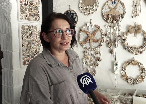 Çocukluk tutkusu emeklilikte kazanca dönüştü Evinin çatı katında deniz kabuklarıyla adeta sanat üretiyor