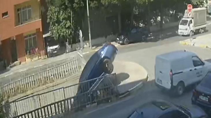 Pendik'te otomobilin dereye uçtuğu kaza kameralara yansıdı