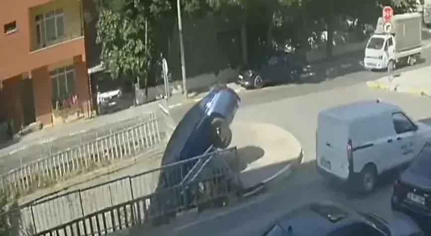 Pendik'te otomobilin dereye uçtuğu kaza kameralara yansıdı
