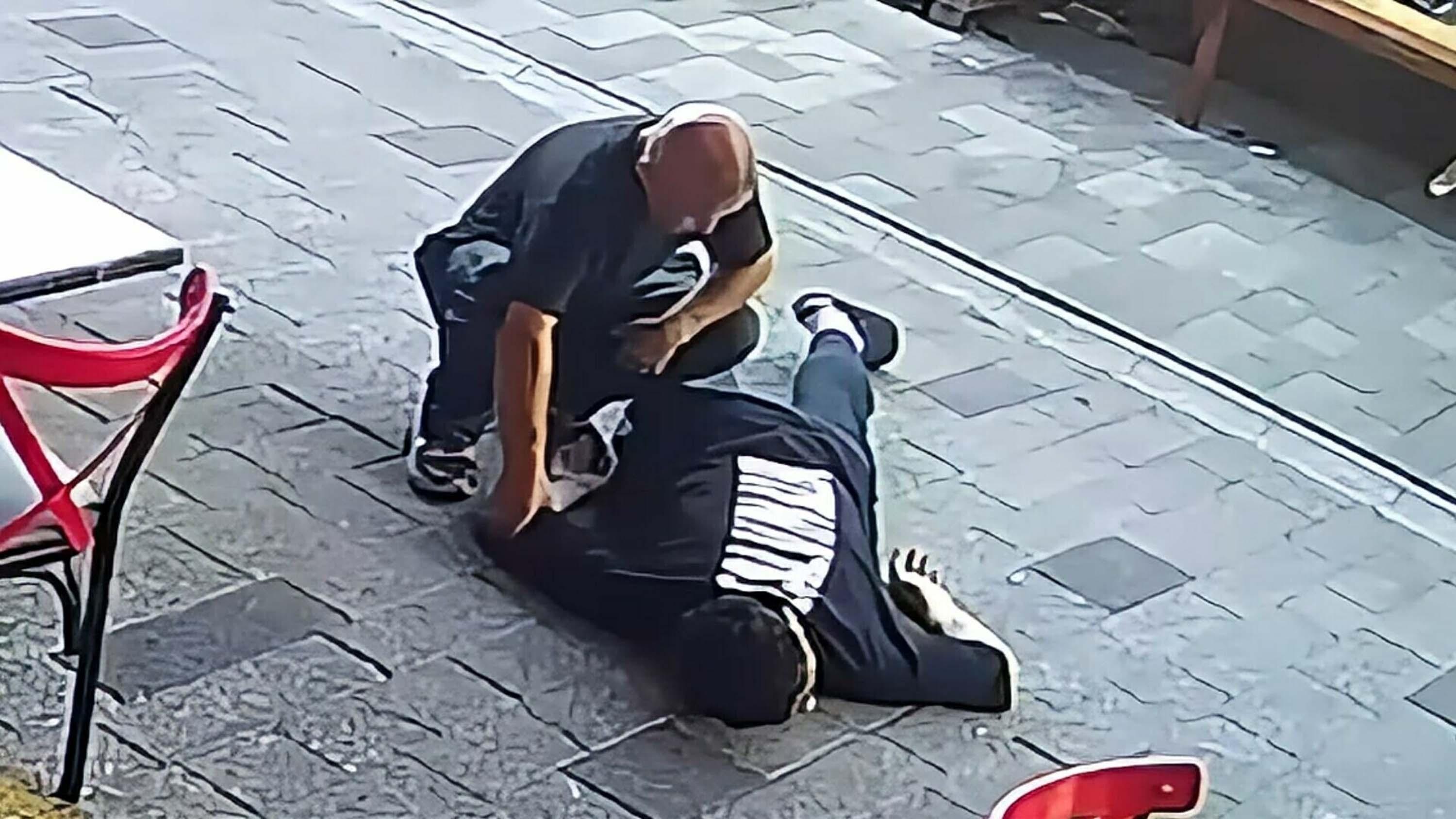 Fethiye'de vicdan sızlatan olay! Fenalaşıp yere yığılan gencin parasını çaldı