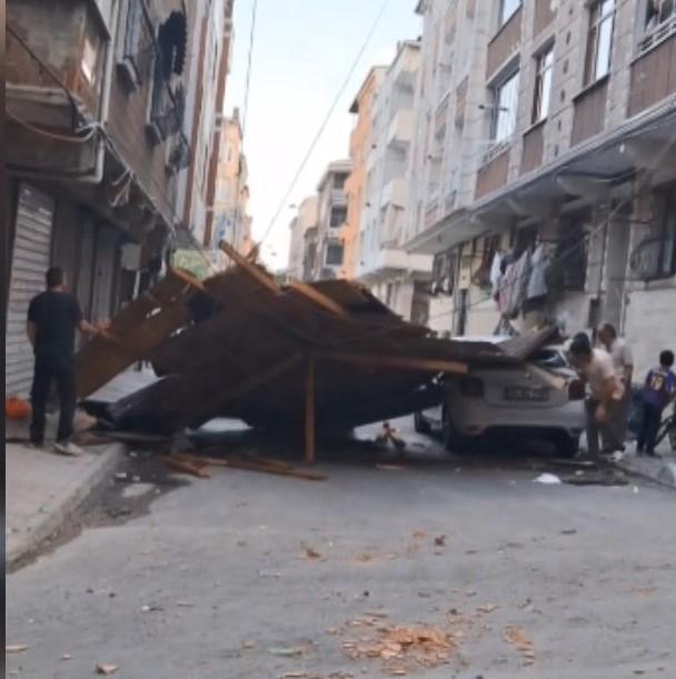 Fırtına az daha can alıyordu! Çocuklar uçan çatının altında kalmaktan son anda kurtuldu