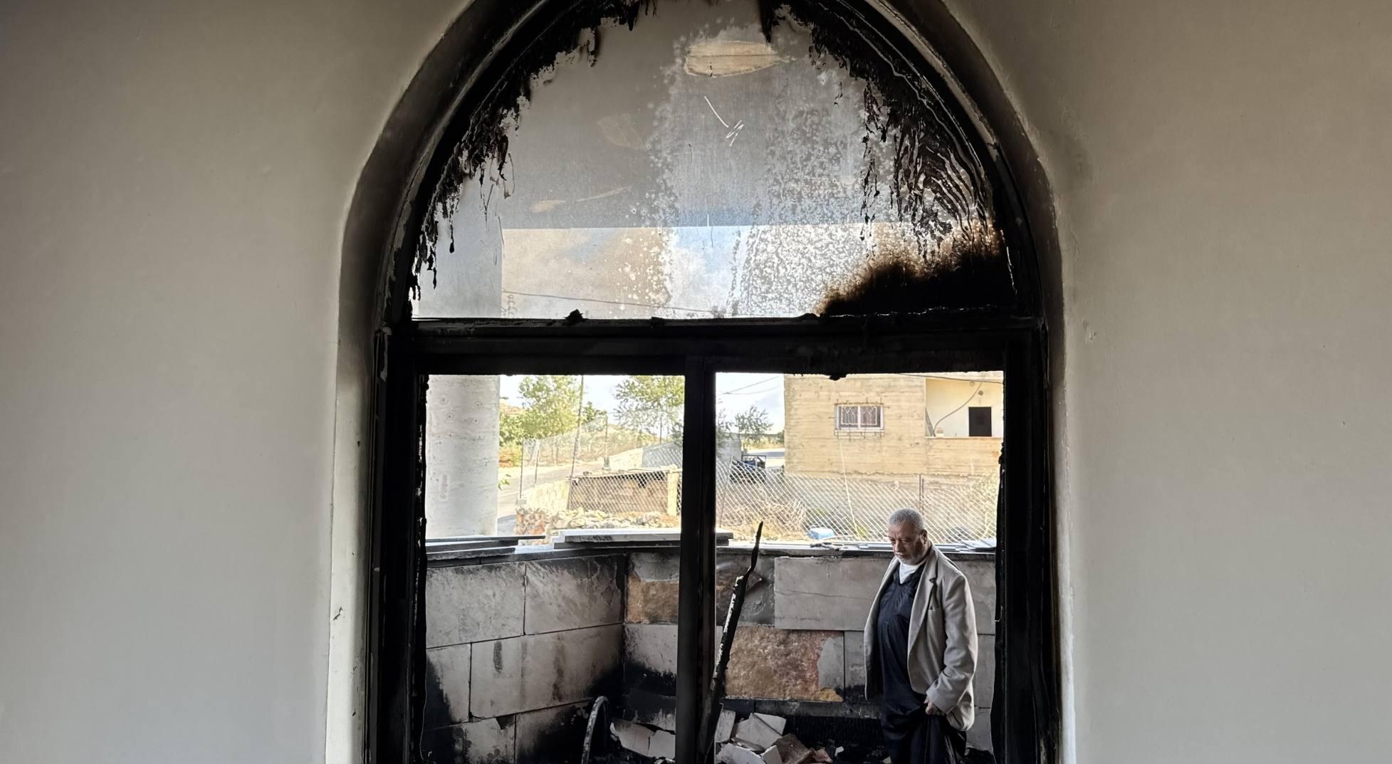 Caminin girişi ateşe verildi Duvarlara nefret sloganları yazdılar