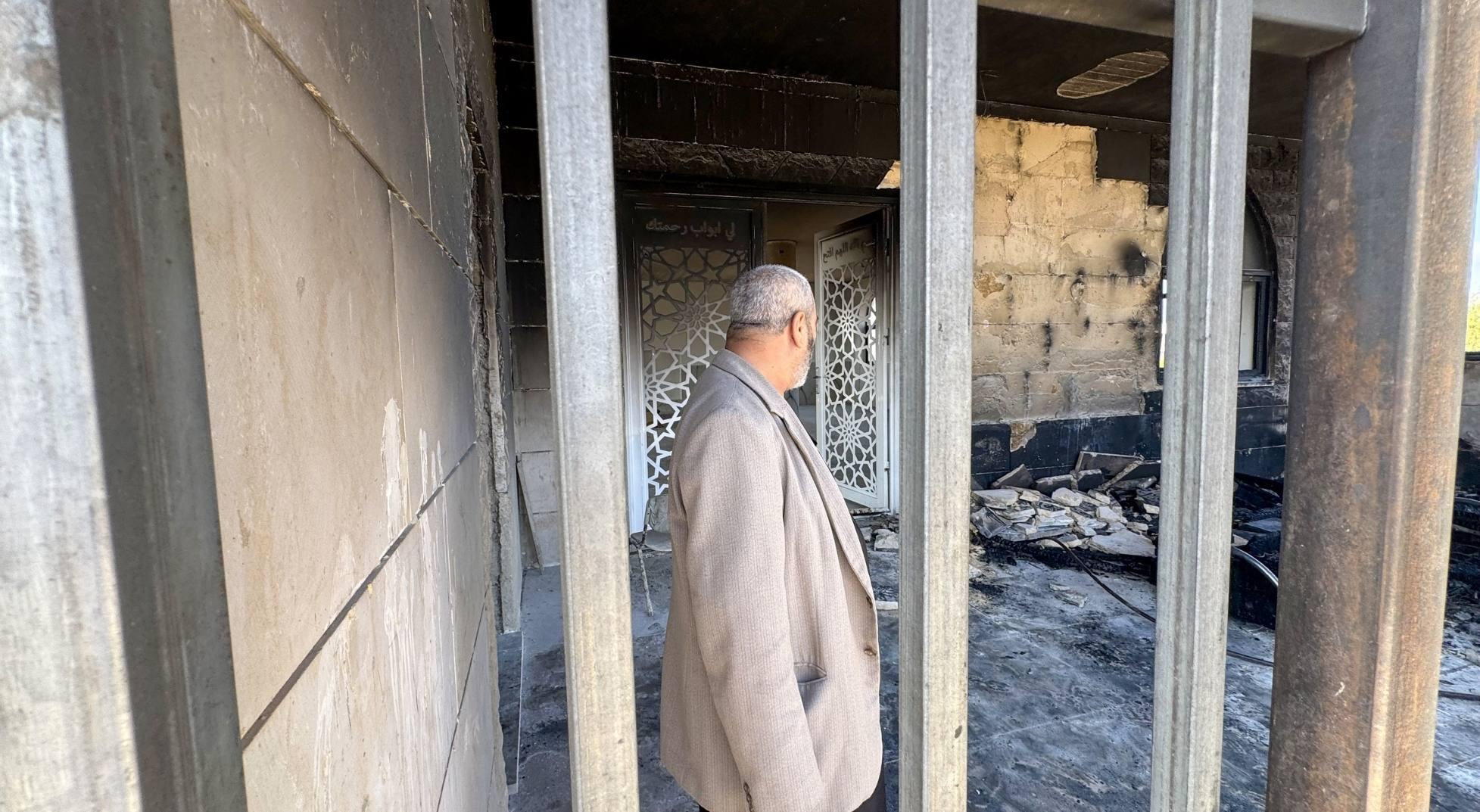 Caminin girişi ateşe verildi Duvarlara nefret sloganları yazdılar