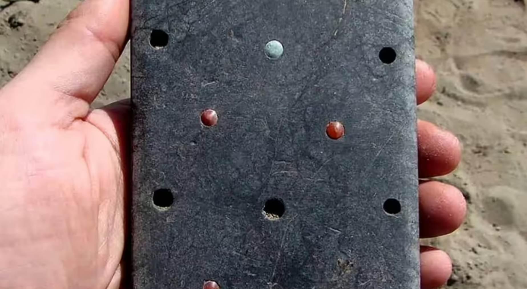 2 bin yıllık mezarın yanında bulundu Akıllı telefon benzeri gizemli eser