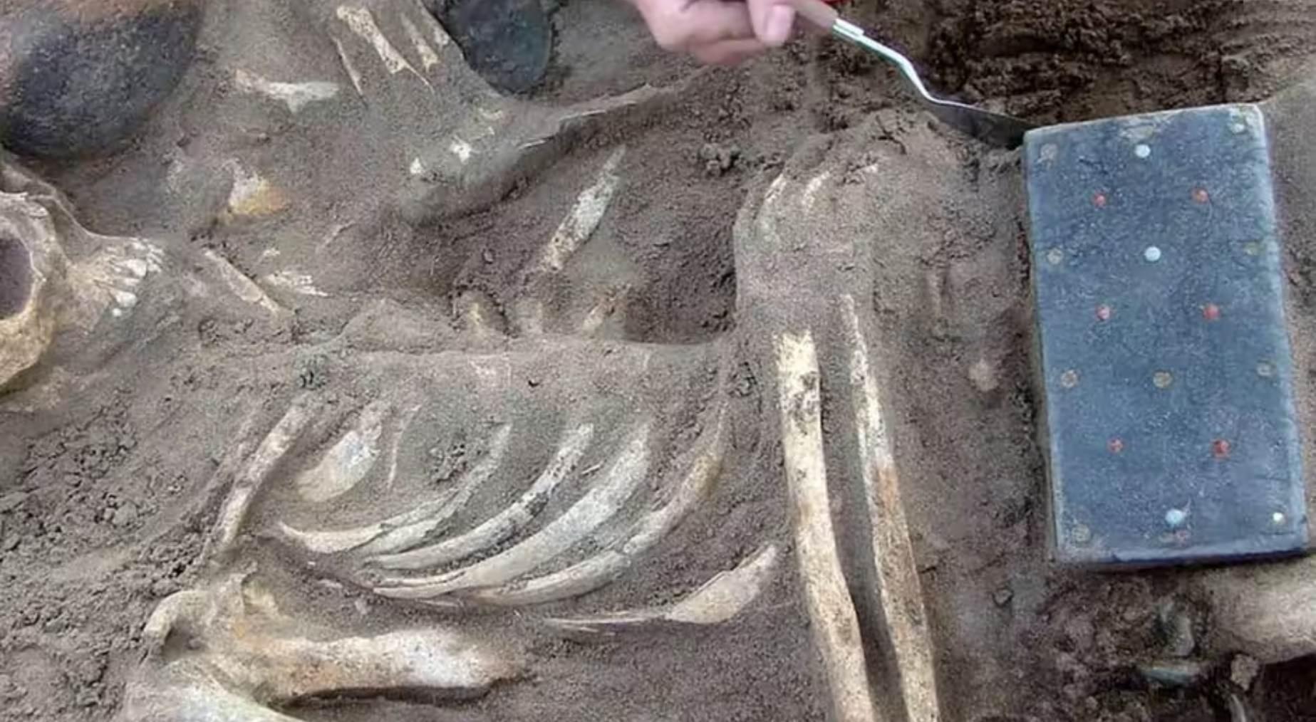2 bin yıllık mezarın yanında bulundu Akıllı telefon benzeri gizemli eser