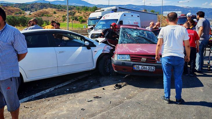 Pamukova’da 2 otomobil çarpıştı 1’i ağır 7 yaralı