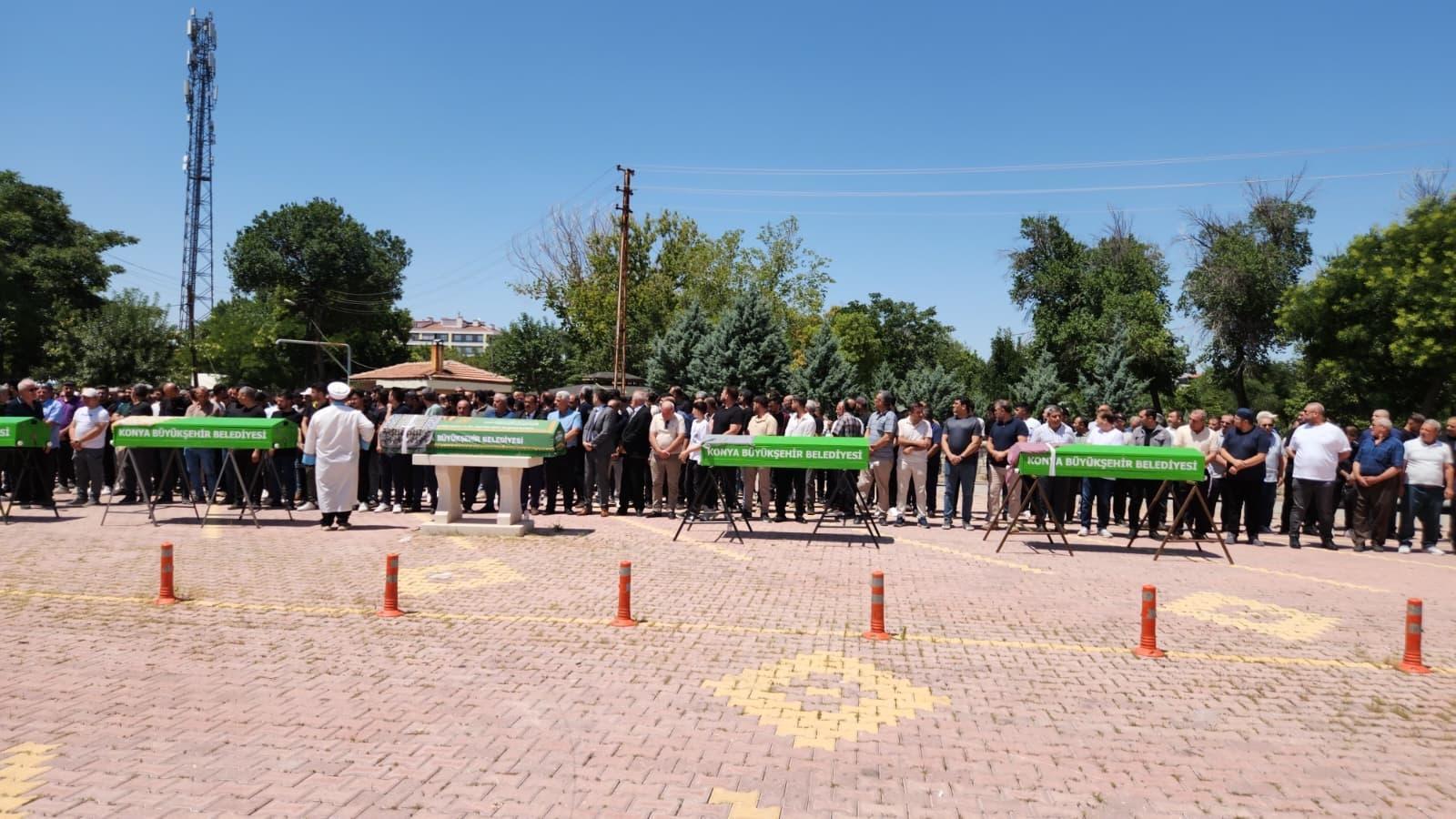 Tatil yolu faciaya döndü! Aynı aileden 5 kişi yan yana toprağa verildi