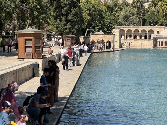 Sokaklar boşaldı, kente gelenler şaşkın: Sosyal medyada tıklım tıklım
