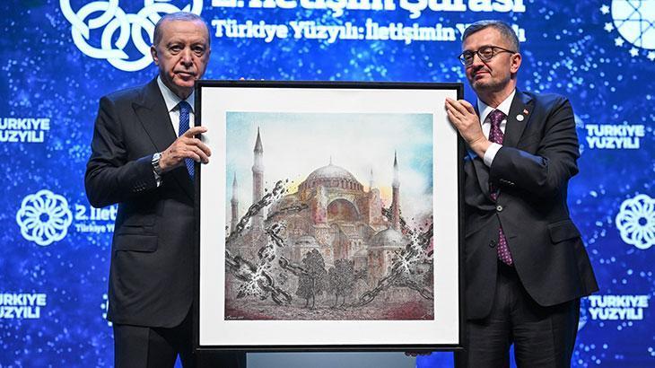 Cumhurbaşkanı Erdoğan'a İletişim Başkanı Duran'dan anlamlı hediye