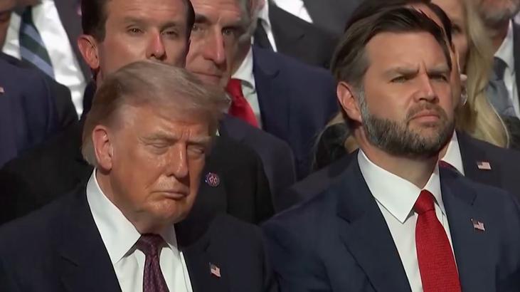 ABD Başkanı Trump cenazede ne yapacağını şaşırdı! Şok görüntüler: Önce uyukladı, sonra şeker yedi