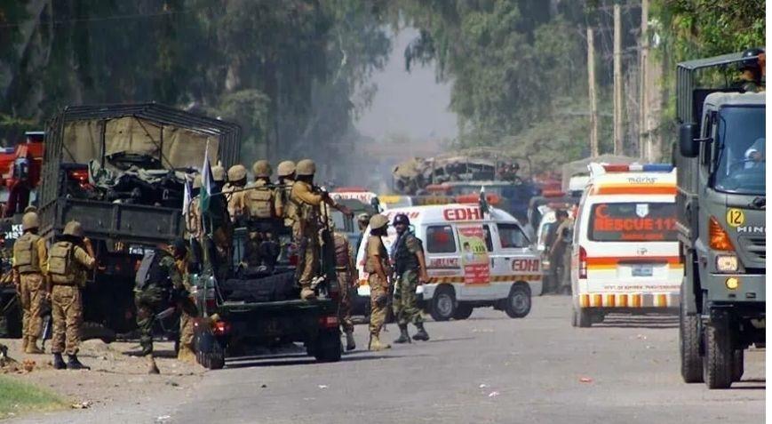 Pakistan'da polis noktası vuruldu! Çok sayıda ölü ve yaralı var