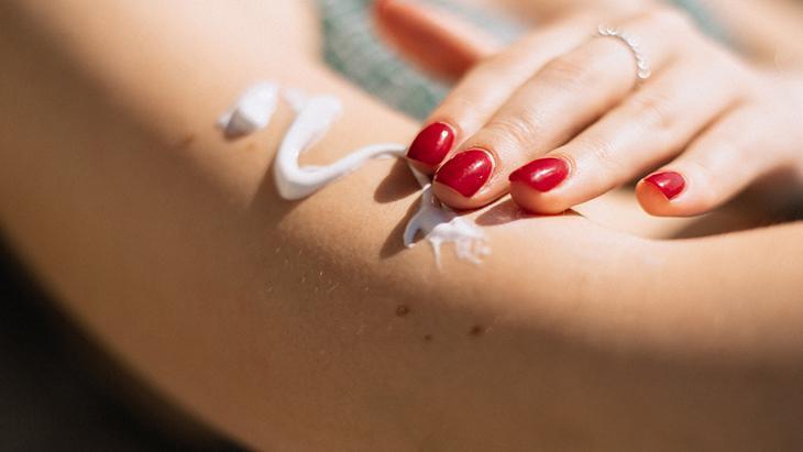 Güneş kremi sürerken yapılan hata cildi yaşlandırıyor Dermatologlardan kritik uyarı