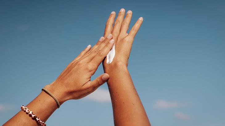 Güneş kremi sürerken yapılan hata cildi yaşlandırıyor Dermatologlardan kritik uyarı