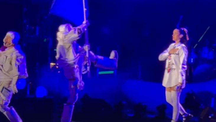 KATY PERRY ASTRONOT KOSTÜMÜYLE SAHNEDE